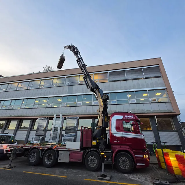 Kranbil foran bygning